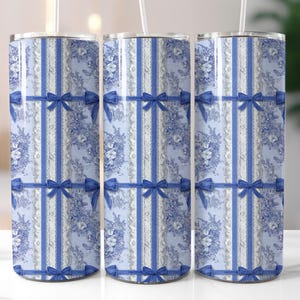 Copribicchiere Shabby Chic Blue Coquette Bows, copribicchiere sottile da 20 once con pizzo floreale Boho, design a sublimazione, copribicchiere con fiocchi floreali vintage PNG