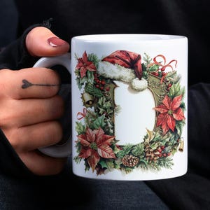 Envoltura de taza con letra D de gorro de Papá Noel PNG, diseño de sublimación de taza con monograma navideño D de 11 oz y 15 oz, envoltura de taza con alfabeto navideño floral digital D PNG