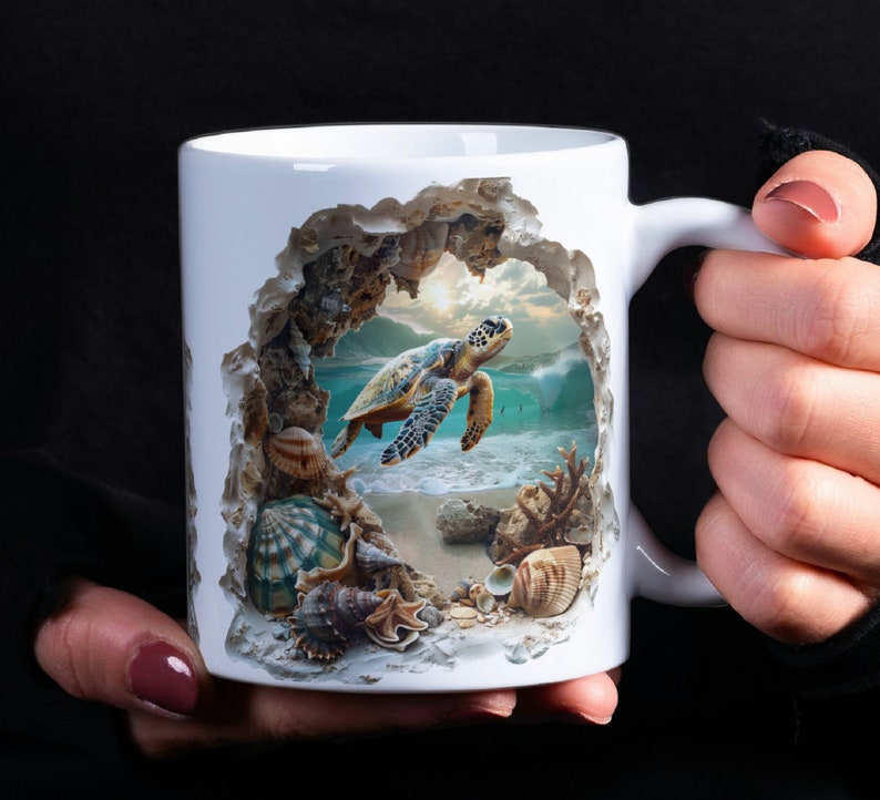 K&ouml;nnte beinhalten: Eine wei&szlig;e Keramiktasse mit einem 3D-Design einer Meeresschildkr&ouml;te, die durch eine zerbrochene Felsformation schwimmt. Die Schildkr&ouml;te ist gr&uuml;n, braun und gelb mit einem blauen Ozean dahinter. Die Tasse ist von Muscheln und Korallen umgeben.