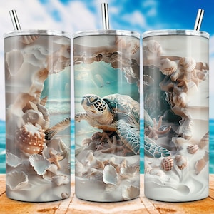 Könnte beinhalten: Drei Edelstahlbecher mit Strandmotiv. Die Becher zeigen eine Meeresschildkröte, Muscheln und Seesterne auf einem Sandstrand-Hintergrund.