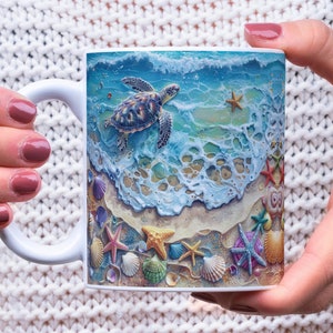 Puede incluir: Taza de cerámica blanca con un diseño colorido de una tortuga marina nadando en olas oceánicas con conchas marinas y estrellas de mar.