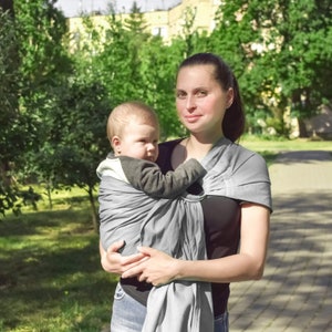 Canguru para bebê com alças de linho cinza. Canguru para bebê com alças de linho cinza.