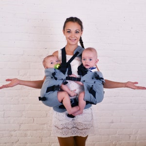 4 em 1 Malishastik Twins Carrier Front Adapt Grey (Twins Carrier Tandem, portador duplo, roupa de bebê tandem, transporte tandem)