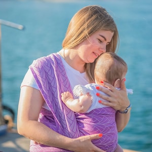 Écharpe de portage tissée rose et violet pour nouveau-né