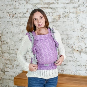 Neugeborene Babytrage in Lila. 0m+ verstellbare Babytrage für Neugeborene, Säuglinge, Kleinkinder und Vorschulkinder. Bio-Baumwolle