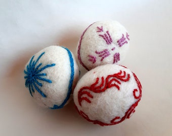 Hand embroidered white Felt Easter Eggs, 3 pieces / D