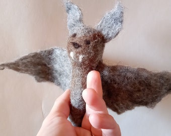 Traditionelle nassgefilzte Fingerpuppe / Fledermaus