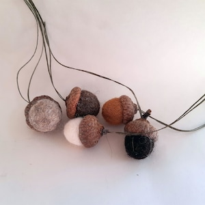 Set van 5 handgemaakte wolvilt eikelornamenten
