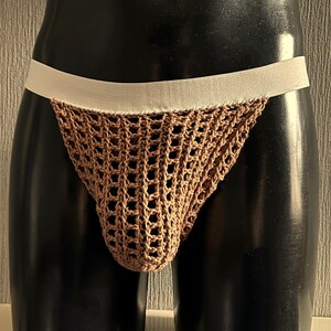 Op de afbeelding: Een bruin gehaakt onderstuk met een witte elastische tailleband.