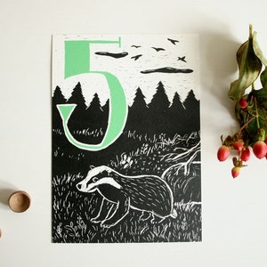 Tasso da cartolina, biglietto d'auguri per bambini, illustrazione di animali della foresta, nero, verde, 5° compleanno, cartone scarafaggio, cinque, numero