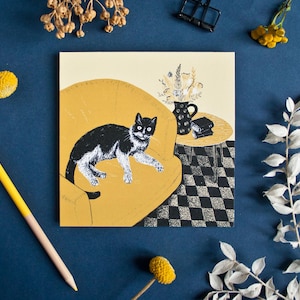 Gatto da cartolina quadrato sulla poltrona