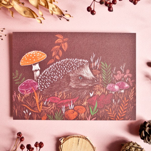 Herbstliche Igel Postkarte im DIN A6 Format, Tierkarte mit Tier- und Pflanzenillustrationen für Naturfreunde