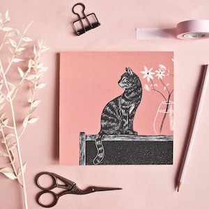 Gatto da cartolina con sfondo rosa