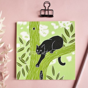 Gatto da cartolina su un albero