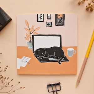 Carte postale | Chat endormi sur un ordinateur portable au format carré