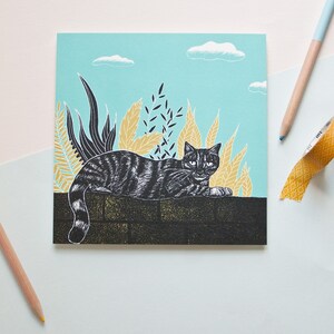 Gatto da cartolina sul muro