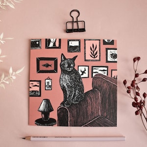 Chat de carte postale devant le mur d’images