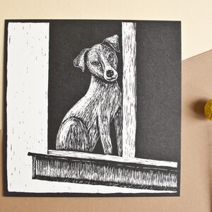 Chien de carte postale à la fenêtre