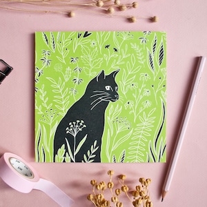 Chat de carte postale sur le pré