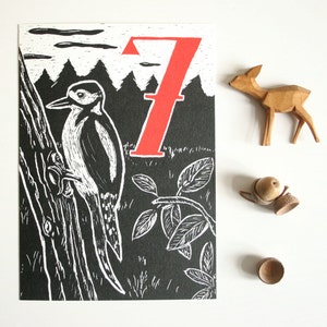 Ansichtkaart specht, verjaardagskaart voor kinderen, bosdieren illustratie, zwart, rood, 7e verjaardag, kakkerlakkenkarton, zeven, nummer