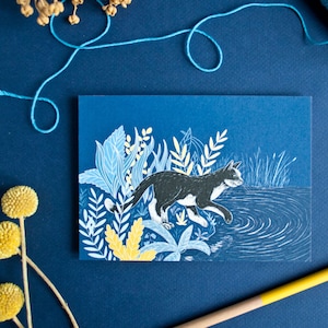 Carte postale chat au bord du lac, illustration animalière A6