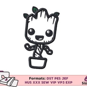Puede incluir: Diseño de bordado de línea en blanco y negro de un personaje de dibujos animados de Groot de Guardianes de la Galaxie. El diseño presenta a Groot con una maceta y hojas en la cabeza. Formatos: DST PES JEF HUS XXX SEW VIP VP3 EXP. 6 tamaños.