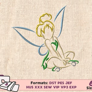 Könnte beinhalten: Linienkunst-Stickdesign von Tinkerbell, einer Fee mit gelbem Haar, grünem Kleid und blauen Flügeln, die mit gekreuzten Beinen sitzt. Das Design ist in sechs Größen und in mehreren Formaten erhältlich, darunter DST, PES, JEF, HUS, XXX, SEW, VIP, VP3 und EXP.