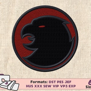 Puede incluir: Parche bordado rojo y negro de la cabeza de un halcón con un ojo rojo. El parche es circular y tiene un contorno negro. Formatos: DST PES JEF HUS XXX SEW VIP VP3 EXP. 6 tamaños.