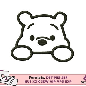 Puede incluir: Diseño de bordado de Winnie the Pooh, un oso de dibujos animados, en blanco y negro. El diseño es simple y lindo, perfecto para agregar un toque de fantasía a cualquier proyecto.