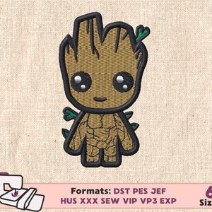 Könnte beinhalten: Stickdatei mit einem Cartoon-Motiv von Groot aus dem Film Guardians of the Galaxy. Das Design ist braun, grün und schwarz. Der Text unter dem Design lautet "Formate: DST PES JEF HUS XXX SEW VIP VP3 EXP" und "6 Größen".