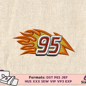 Puede incluir: Diseño bordado del número 95 con llamas, en rojo, blanco, naranja y amarillo. El diseño está sobre un fondo de tela beige. Formatos: DST PES JEF HUS XXX SEW VIP VP3 EXP. 6 tamaños.