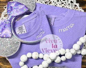 Camisa bordada de mamá, regalos personalizados, regalo para mamá, texto de cuello de mamá, sudadera minimalista, sudadera bordada personalizada, camisa de mamá