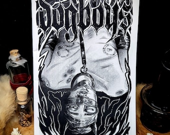Puede incluir: Ilustración en blanco y negro de una persona atada y colgando boca abajo. La ilustración está sobre un fondo blanco con la palabra "Dogboys" en letras negras en la parte superior.
