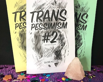 Puede incluir: Tres pequeños libros de bolsillo con ilustraciones en blanco y negro. El libro del centro se titula "Trans Pessimism #2" con el texto "When does it feel good?" y "Quinn Milton" debajo del título. El libro está sobre una superficie morada con lentejuelas de colores.