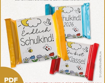 Op de afbeelding: Drie rechthoekige papieren wikkels voor mini chocoladerepen, met witte achtergronden en kleurrijke illustraties van een zon, wolken, vogel, bij, vlinder en bloemen. De tekst luidt Endlich Schulkind!, Schulkind! 2026 en Du bist Klasse! in zwarte letters.