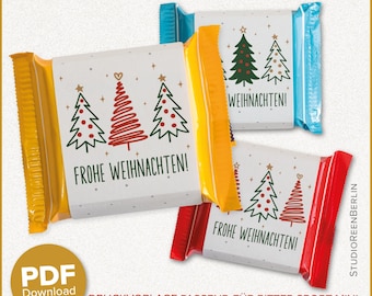 Op de afbeelding: Drie kleurrijke snoepreepverpakkingen met kerstboomontwerpen en de Duitse tekst "FROHE WEIHNACHTEN!". De verpakkingen zijn in geel, blauw en rood, met een PDF-downloadpictogram.