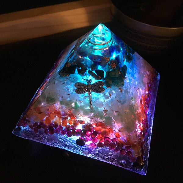 Pyramide d’orgone, infusé de Reiki, Chakra, méditation, thérapie de couleur, nuit lite #129