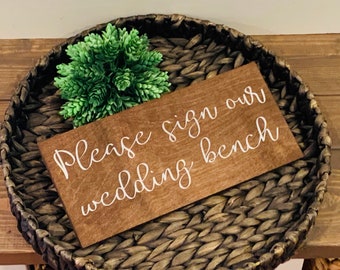 Letrero para banco de invitados de boda. Por favor, firme nuestro letrero para banco. Letrero rústico para bodas. Decoración para mesa de libro de visitas. Decoración para recepción de boda.