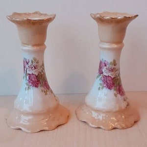 Romantisch paar vintage kandelaars in Brussels porselein.