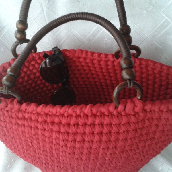 Ouvrez le sac à main. Panier léger. Fait à la main au crochet (trapillo très doux et léger, type fettuccia).