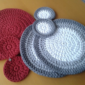 Mantel individual a crochet trapillo con posavaso a juego (set de 2 unidades)