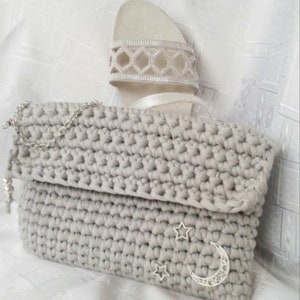 Clutch type handbag. Handmade in crochet (trapillo). Several models to choose from.