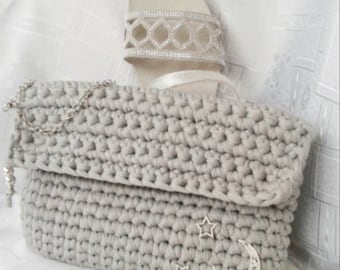Clutch type handbag. Handmade in crochet (trapillo). Several models to choose from.