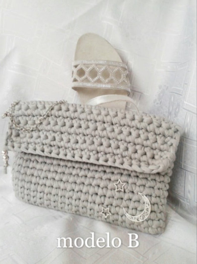 Clutch type handbag. Handmade in crochet trapillo. Several models to choose from. image 3