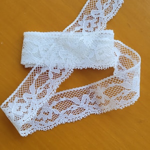 Encaje de puntilla de adorno para labores.