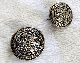 Button Ø21-18-17-15 mm. metallic, with ornament, several lots.