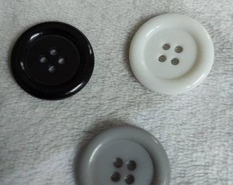 Button Ø25 mm. round. Several lots. 4 holes. Double edge.