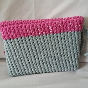 Clutch type handbag. Handmade in crochet trapillo. Several models to choose from. image 2