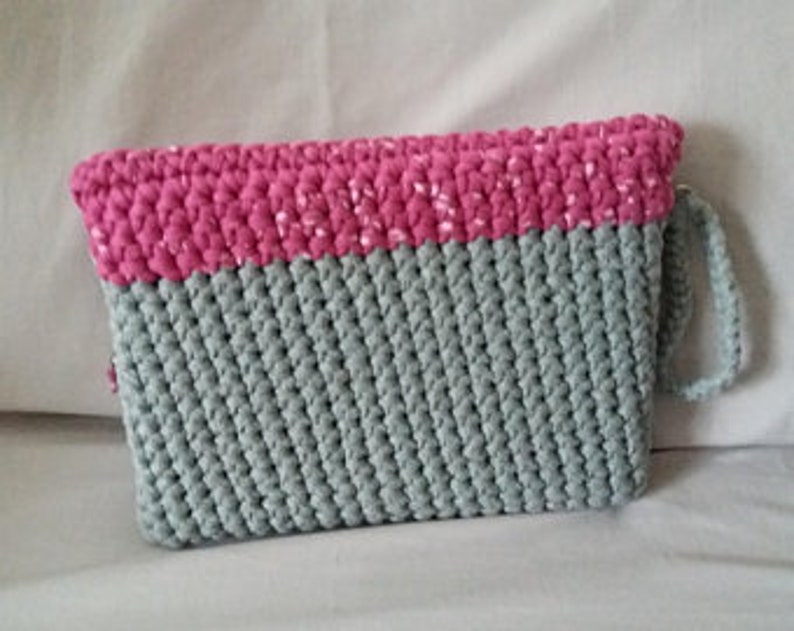 Clutch type handbag. Handmade in crochet trapillo. Several models to choose from. image 2