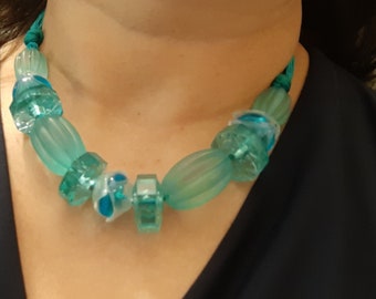 Short necklace with aquamarine crystal effect stones